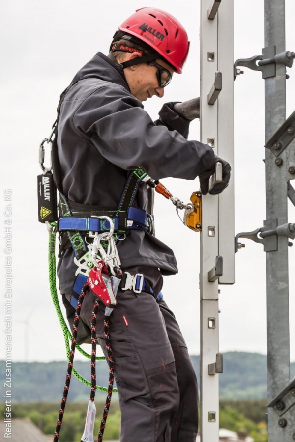 Honeywell’s innovative fall arresters make climbing ladders comfortable and safe