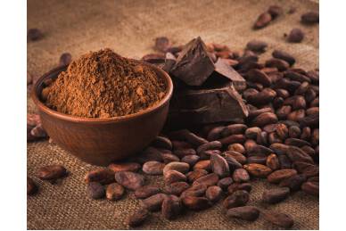 Ein Beispiel für unbehandeltes Kakaopulver, das mit dem Russell Compact Sieve® zur Entfernung von Verunreinigungen gesiebt wird