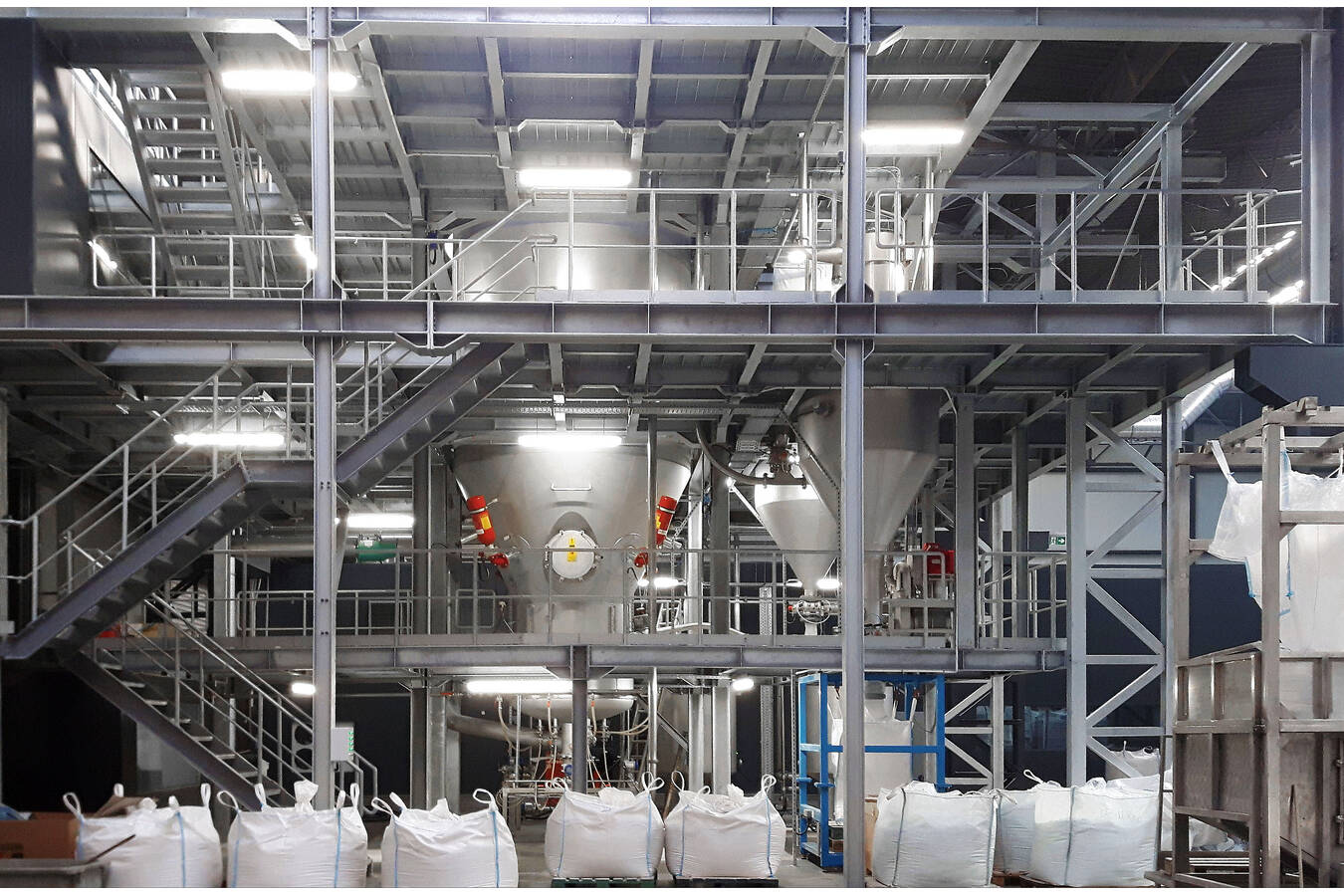 Fig. 1: Multifunctional Glatt fluid bed system for granulation and coating of fertilizers in continuous and batch operation.