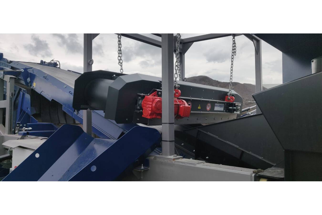 The recently developed, modular, mobile overbelt magnets are intended for recycling systems such as shredders, crushers and screens