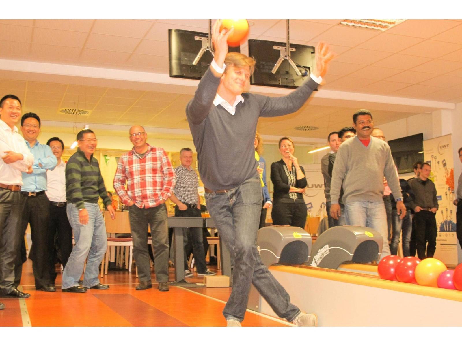 Markus Schalk and the guests are bowling
