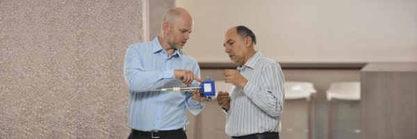 Technische Fachkräfte entwickeln das kapazitive Gerät RFnivo