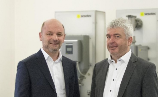 Früher Geschäftsführer-Kollegen, jetzt Kooperationspartner: Xaver Auer, Sesotec GmbH (links im Bild) und Peter Mayer, Premium Magnets