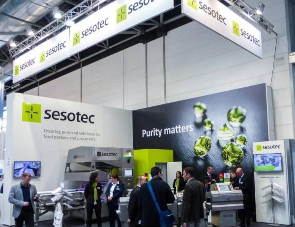 At the interpack trade fair stand Sesotec presented INTUITY metal detectors, RAYCON X-ray scanners, and a CAPTURA FLOW food sorting system.