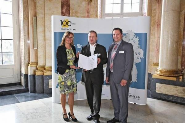 V.l.: Staatssekretärin Katrin Schütz überreicht die Auszeichnung an Dr. Matthias Döppe (Leiter Innovation und Vorentwicklung Esta) und Philipp Raunitschke (Geschäftsführer, Esta).