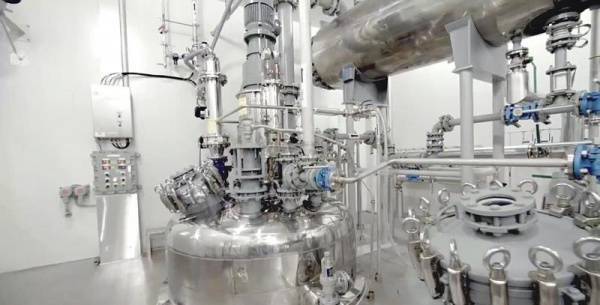 Effiziente Reaktorbeschickung mit PTS Powder Transfer System