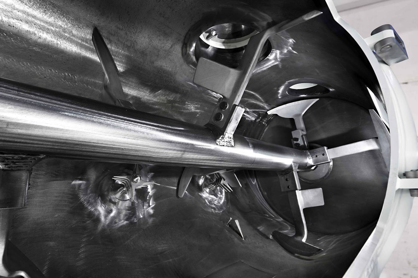 Lödige mixing systems equipped with specifically designed mixing tools and choppers ensure the required mix homogeneity and the dispersion of fibres for the mixing of dry brake and friction materials. (source: Lödige)